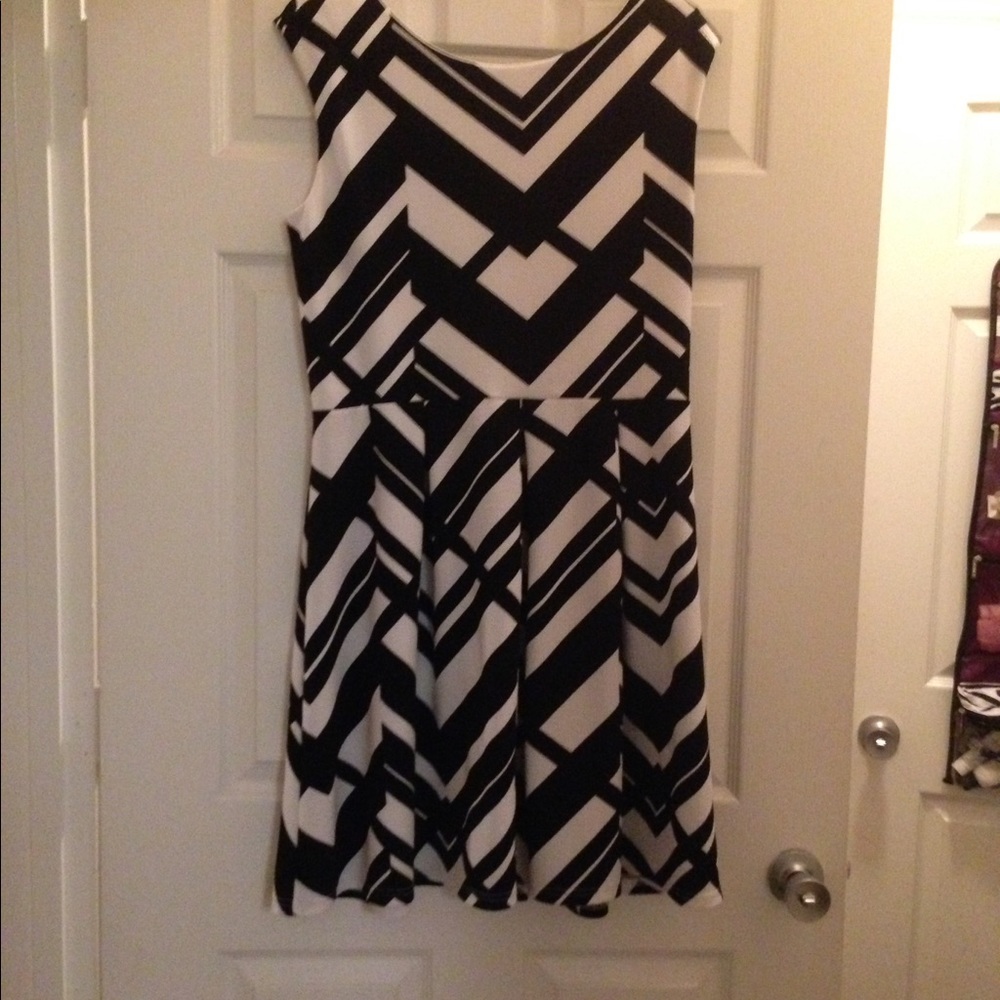 Tiana B sleeveless Black and White Dress