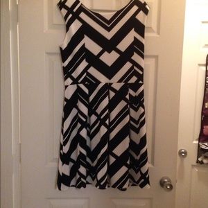 Tiana B sleeveless Black and White Dress