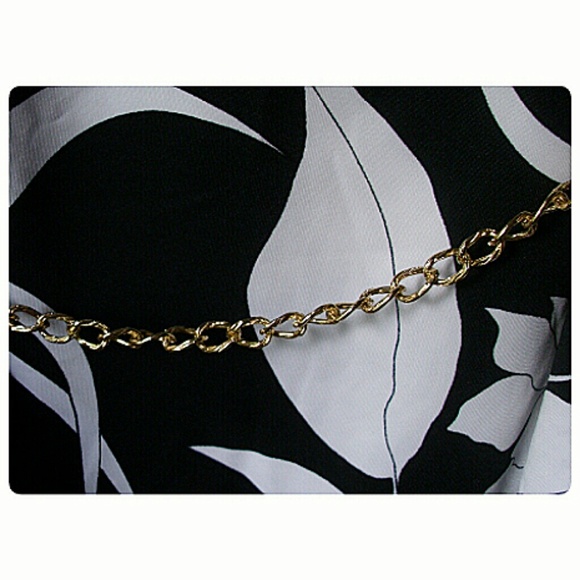 PLUS SIZE ONE SHOULDER TOP WITH BELT!💗 - Picture 4 of 7