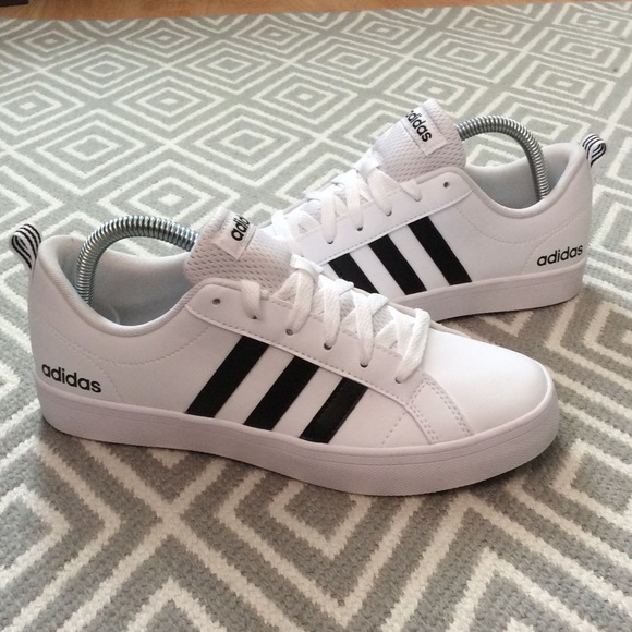adidas Shoes - Adidas sneaker shoes size 7