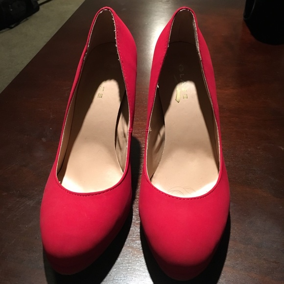 Red Pumps - Picture 3 of 4