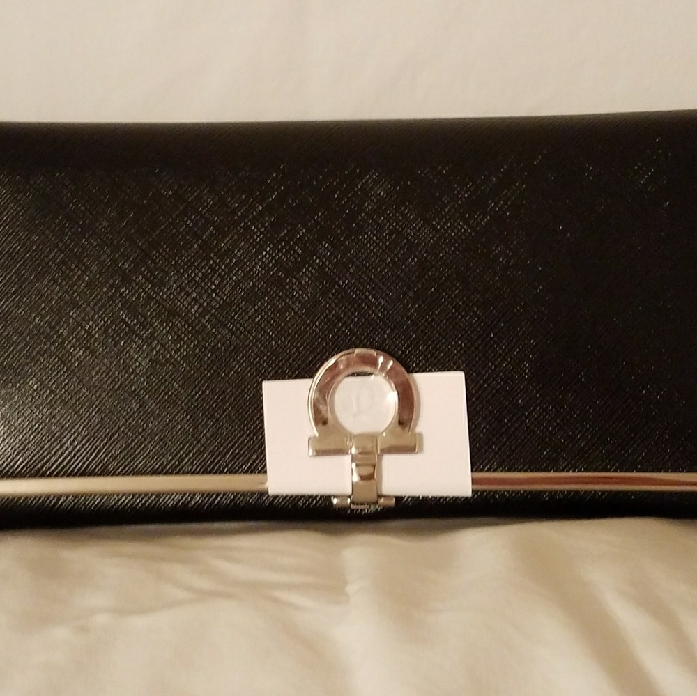 💞Salvatore Ferragamo Clasp Continental Wallet