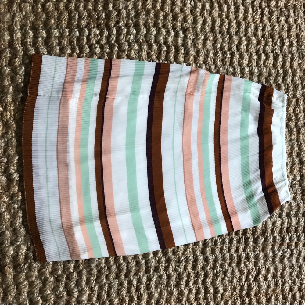 H&M skirt. Size 4. Never worn. Tag attached.
