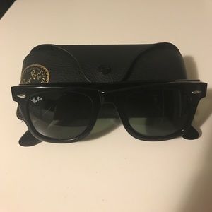 Wayfarer classic glasses by Ray Ban