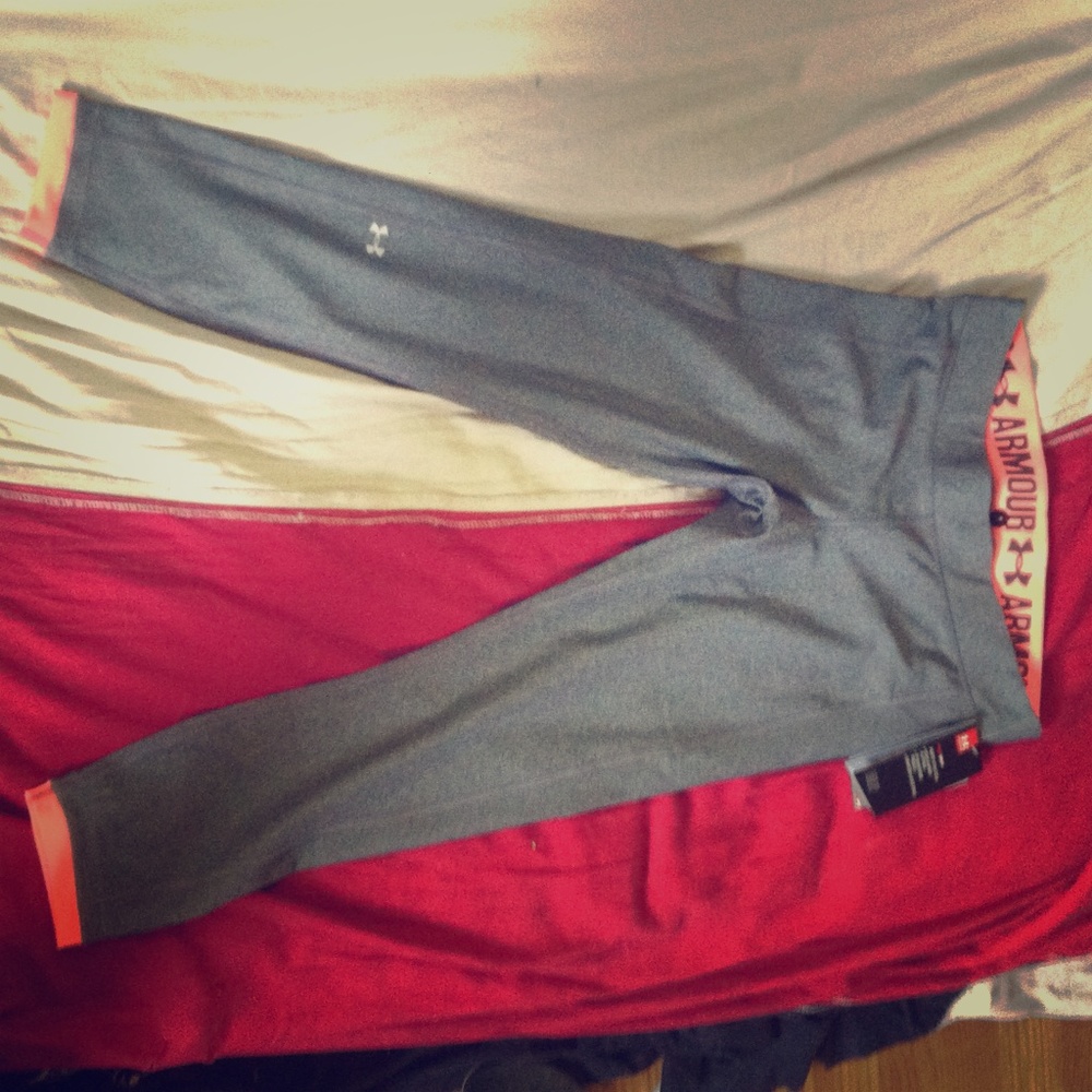NWT Under Armour Compression Capris (LG)