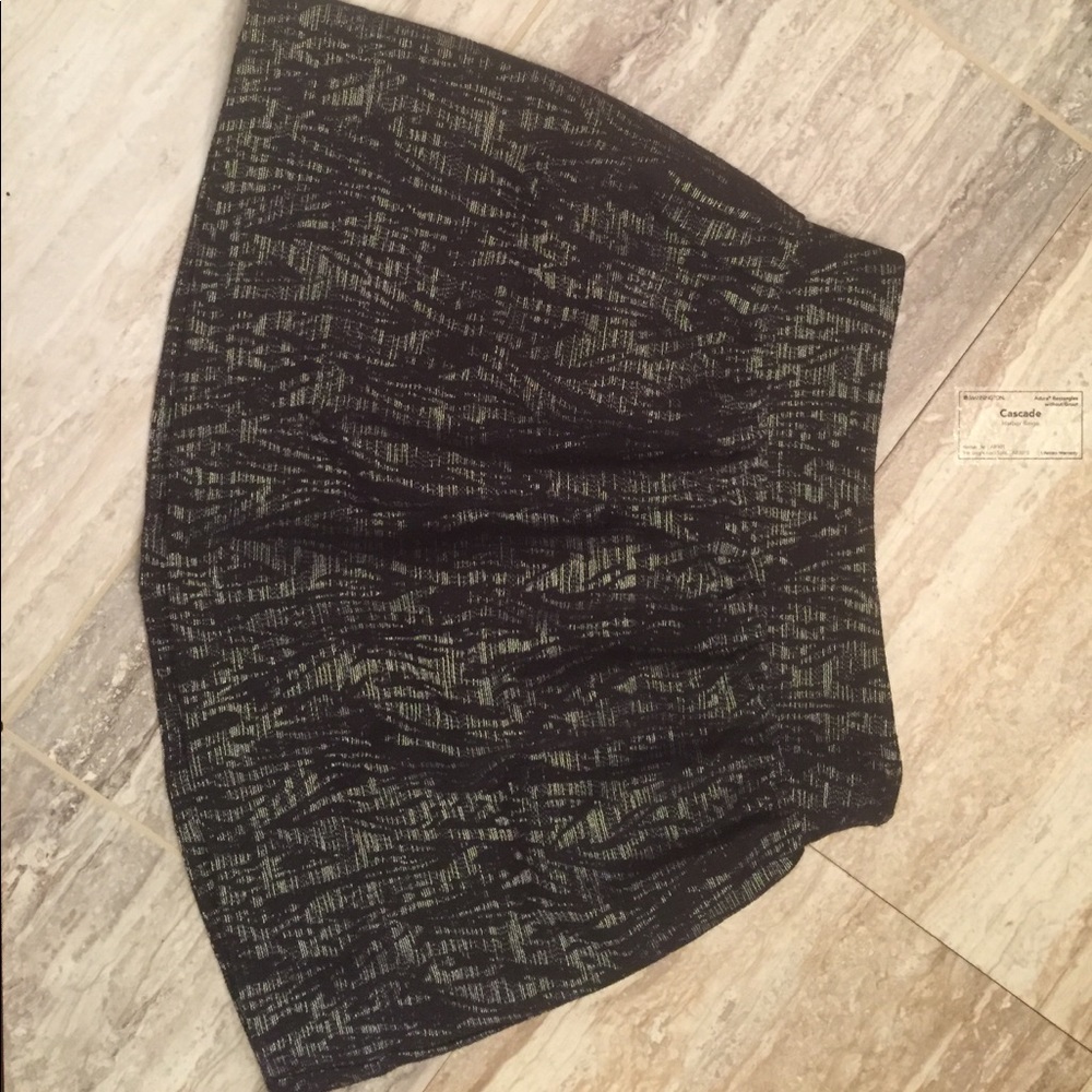 Wide band skirt