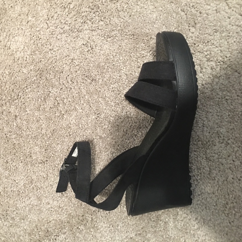 SUPER COMFY!! black CROC wedges