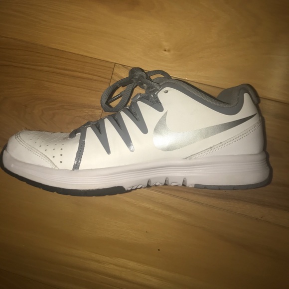 Nike size 6.5 volleyball shoes, only worn once - Picture 2 of 4