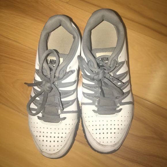 Nike size 6.5 volleyball shoes, only worn once - Picture 3 of 4