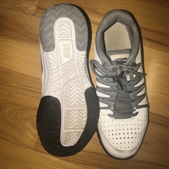 Nike size 6.5 volleyball shoes, only worn once - Picture 4 of 4