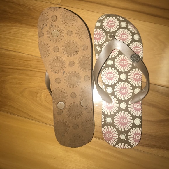 Ugh flip flops - Picture 2 of 3