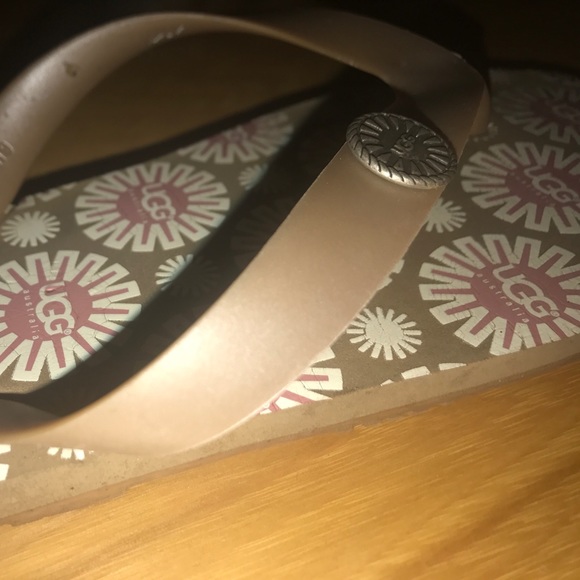 Ugh flip flops - Picture 3 of 3