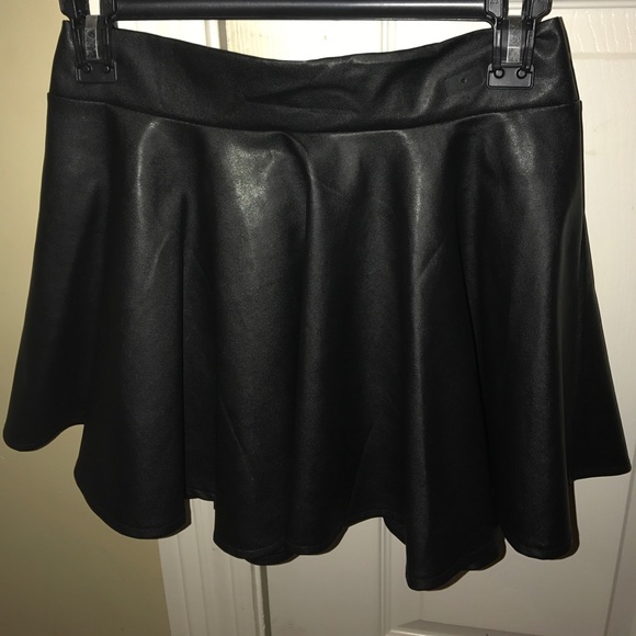 LEATHER MINI SKIRT - Picture 2 of 3