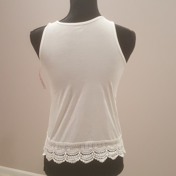 Very cute white top with crochet detailing! - Picture 2 of 3