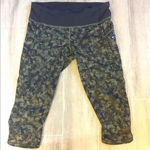 Lululemon Chase Me crop size 8 camo style print