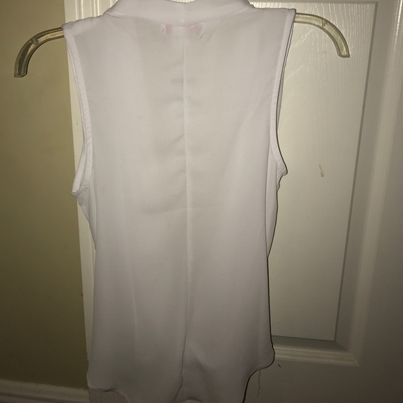 White BLOUSE with NECKLACE LOW TOP - Picture 2 of 4