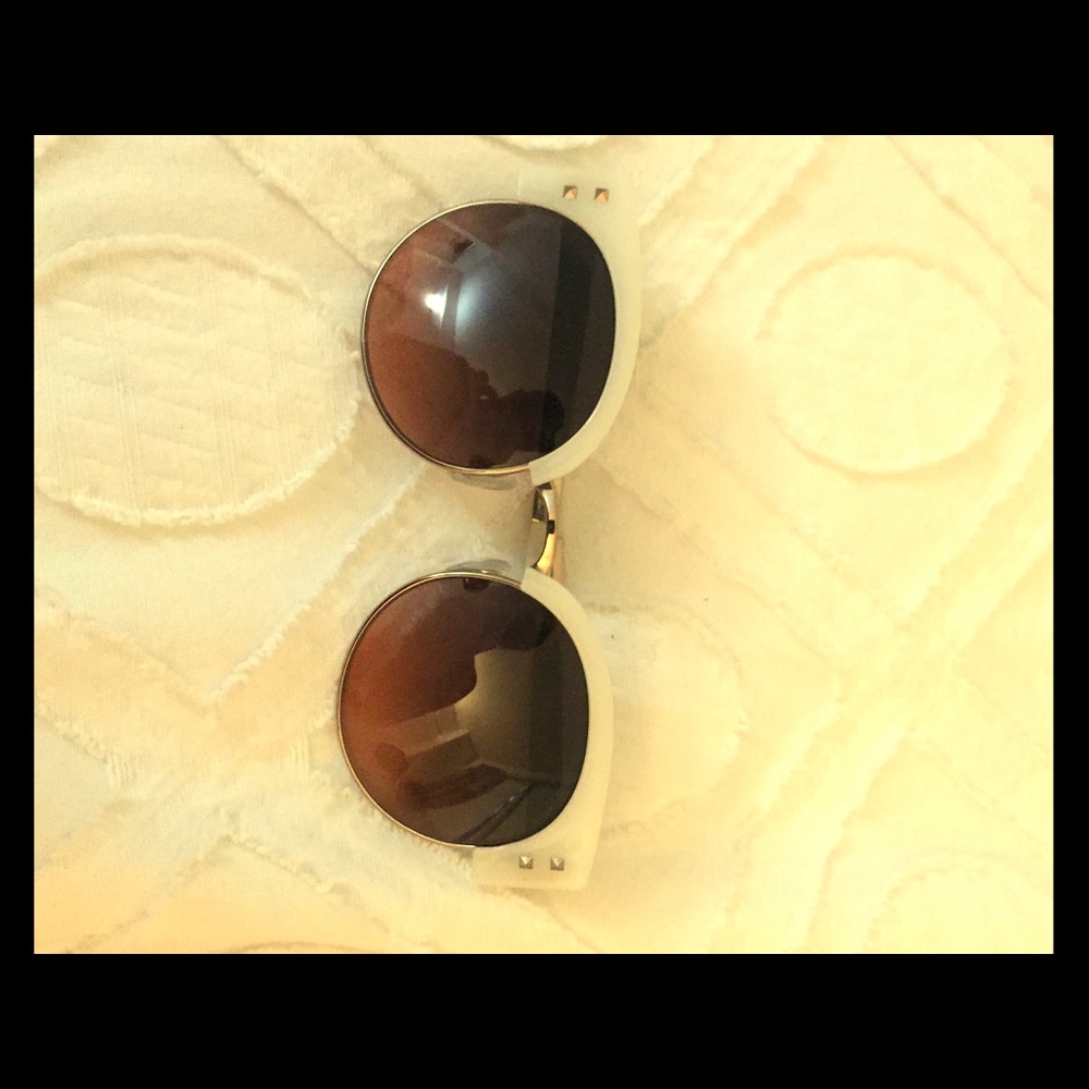 Authentic Henri bendel sunglasses. Worn 1 time