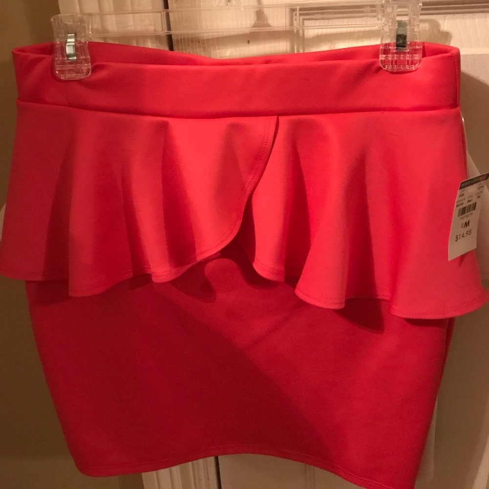 Mini SKIRTS . What color do you like ? Or both ?