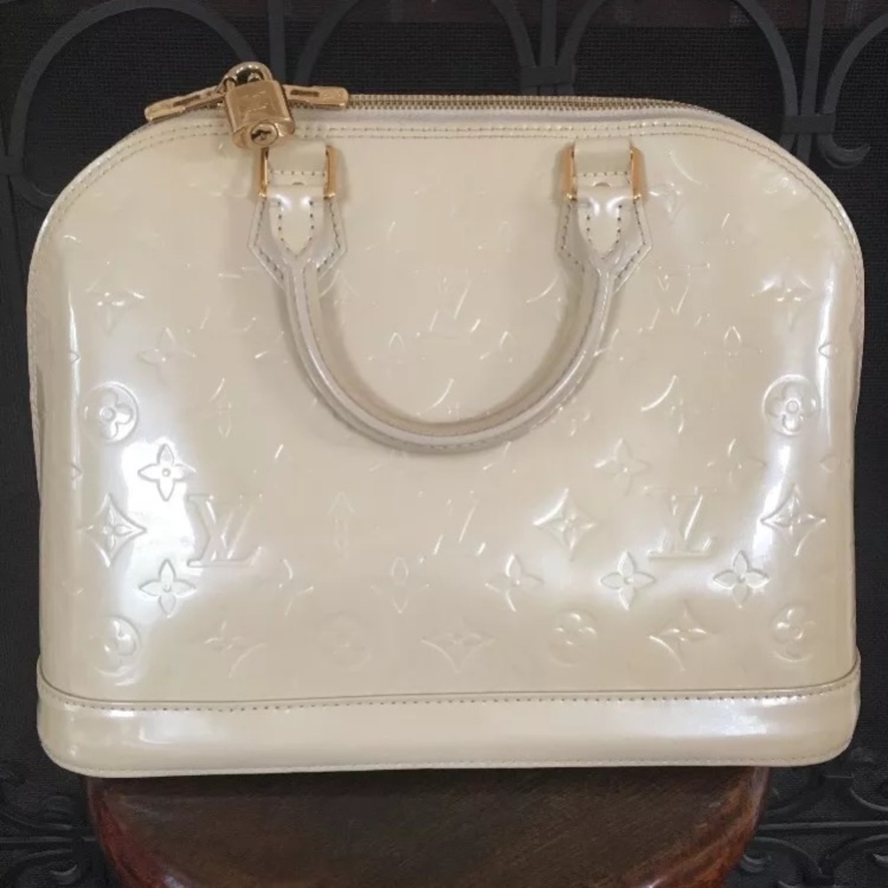 Authentic Louis Vuitton alma vernis blanc corailPM