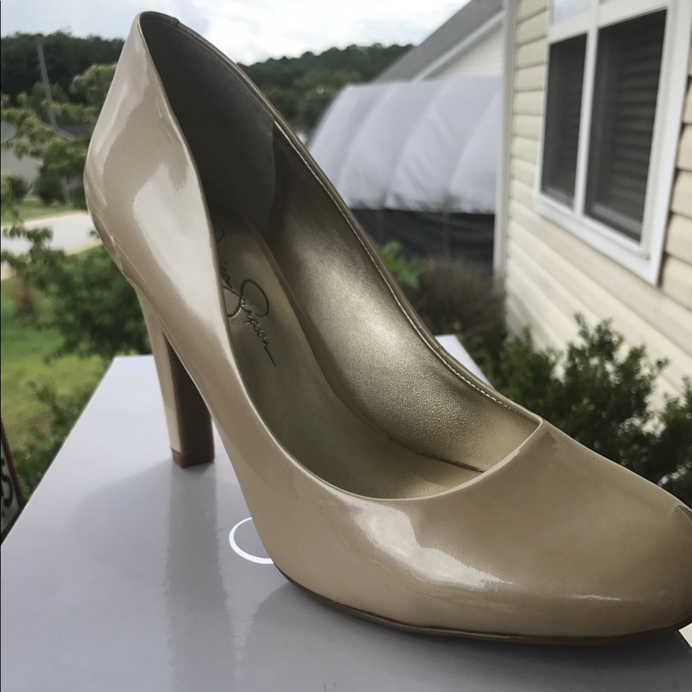 Nude patent leather pumps