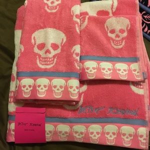 Betsey Johnson towel set- pink with white skull