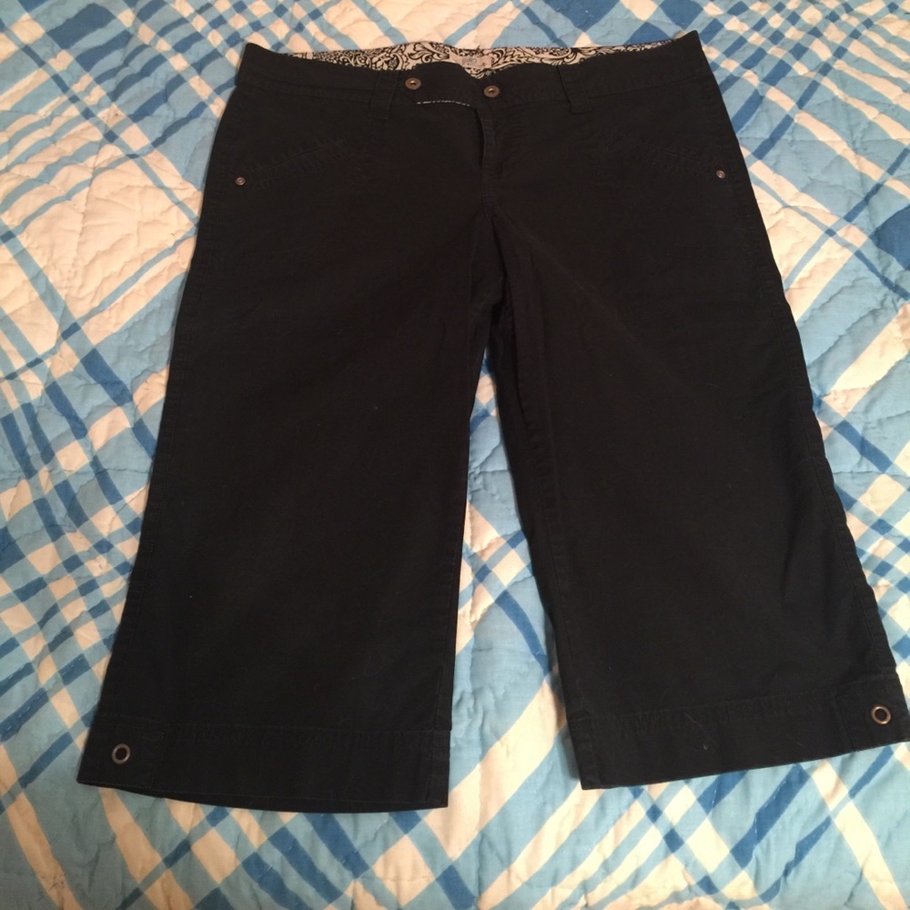 Black capris