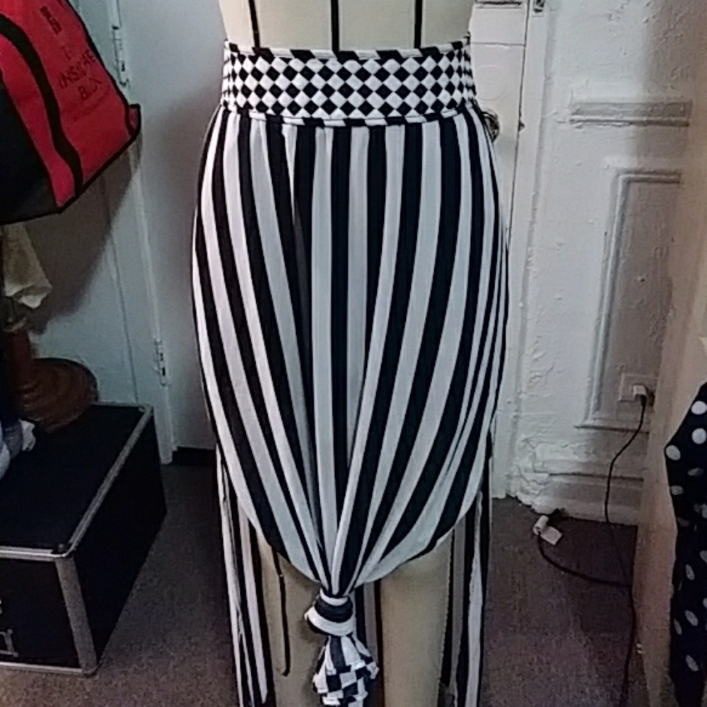 Black and white flowey long split skirt