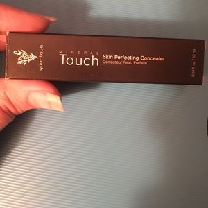 Younique mineral touch concealer