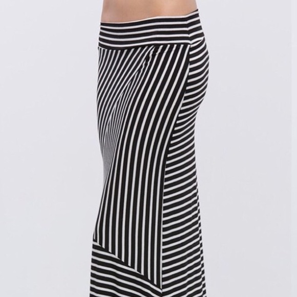 NWT 🌼LAST ONE🌼 Black/White Striped Skirt - Picture 2 of 3