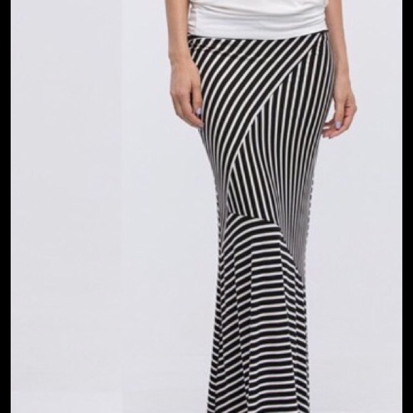 NWT 🌼LAST ONE🌼 Black/White Striped Skirt - Picture 3 of 3