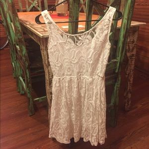 White lace sweetheart neckline dress