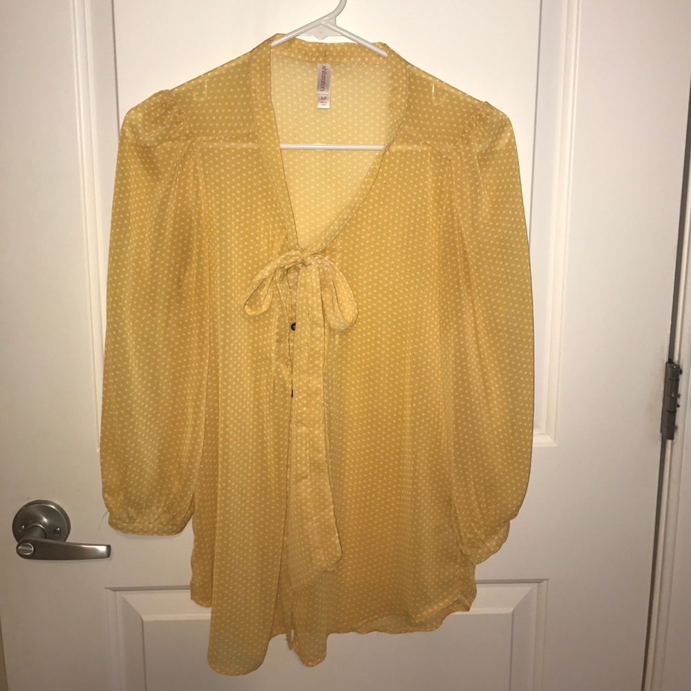 Like new yellow polka dot blouse