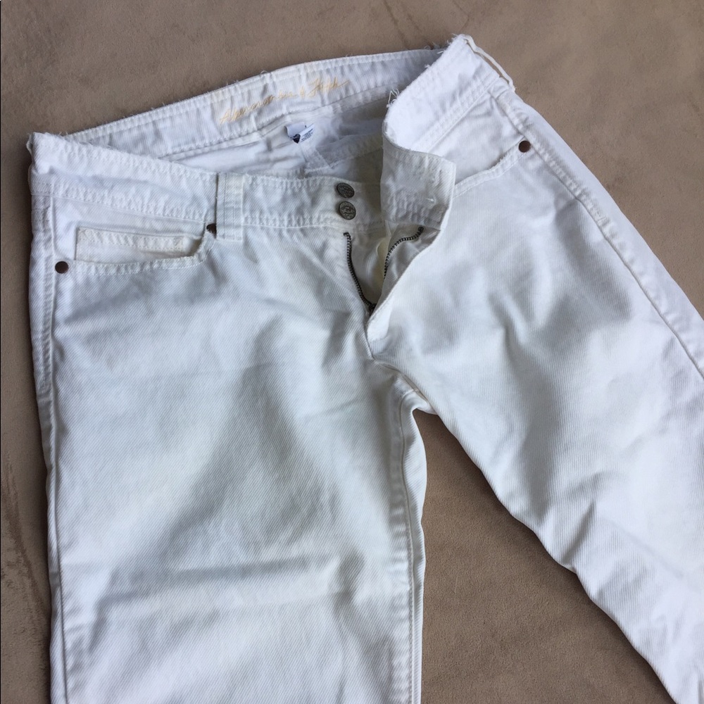 Abercrombie and Fitch Size 6 White Jean Capris
