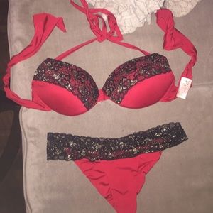 Red bikini w black lace and gold shimmer
