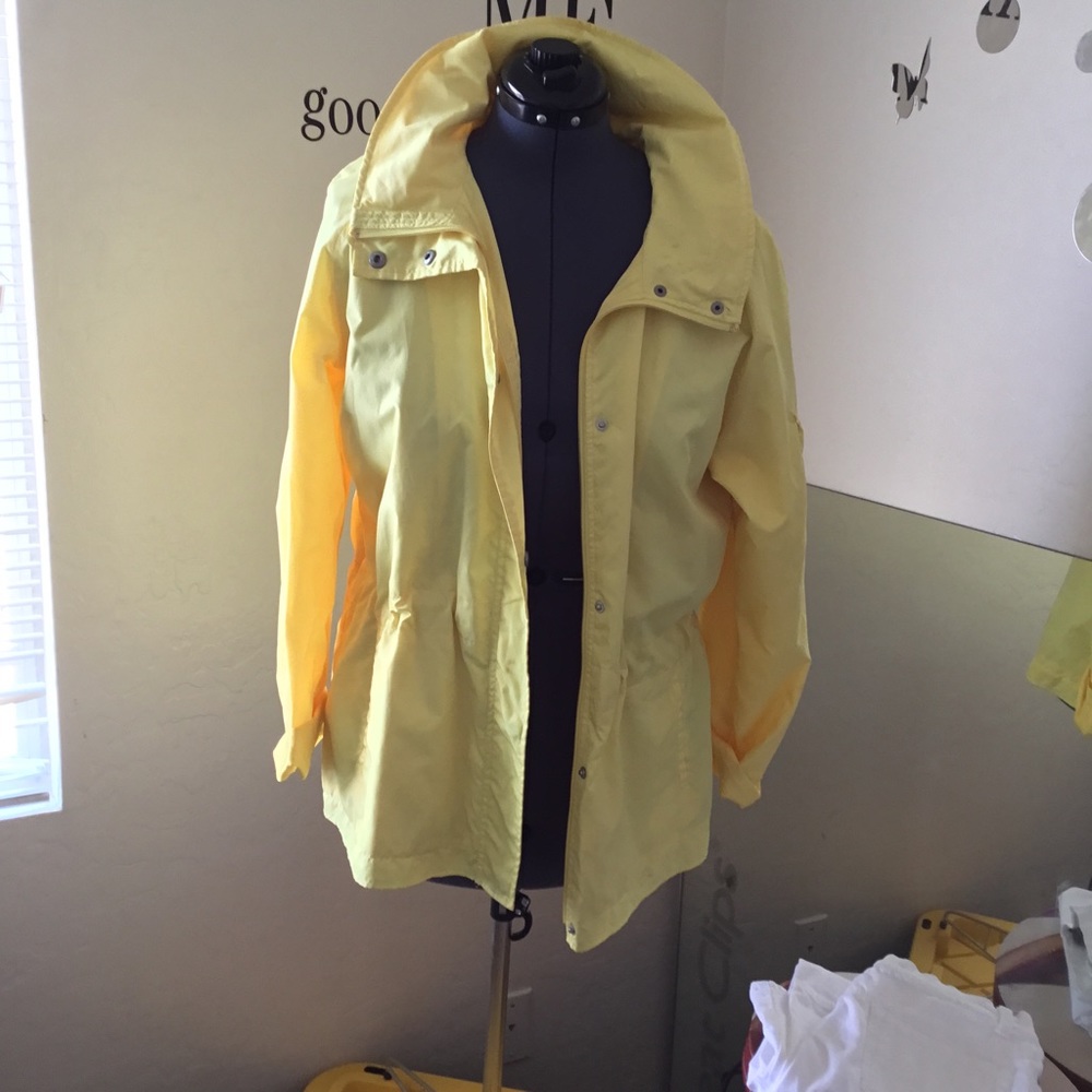 Lite weight wind breaker.