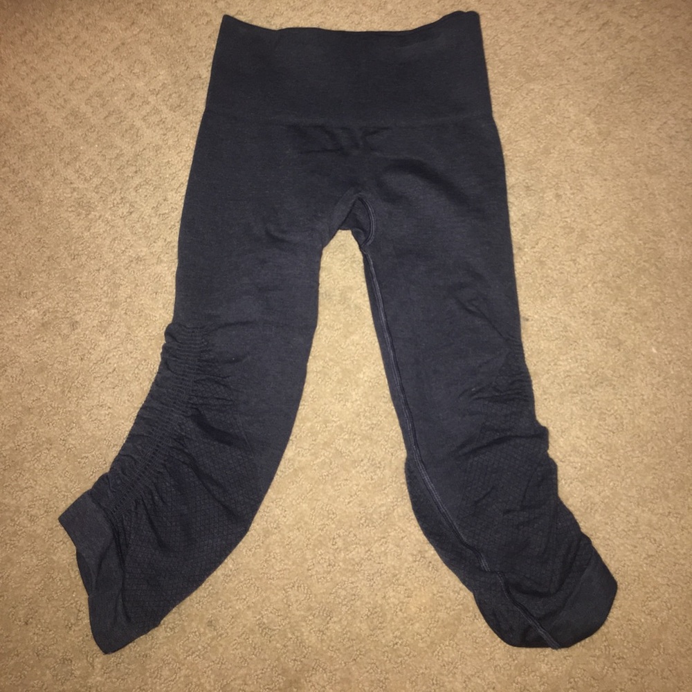 Navy blue cropped lululemon leggings.
