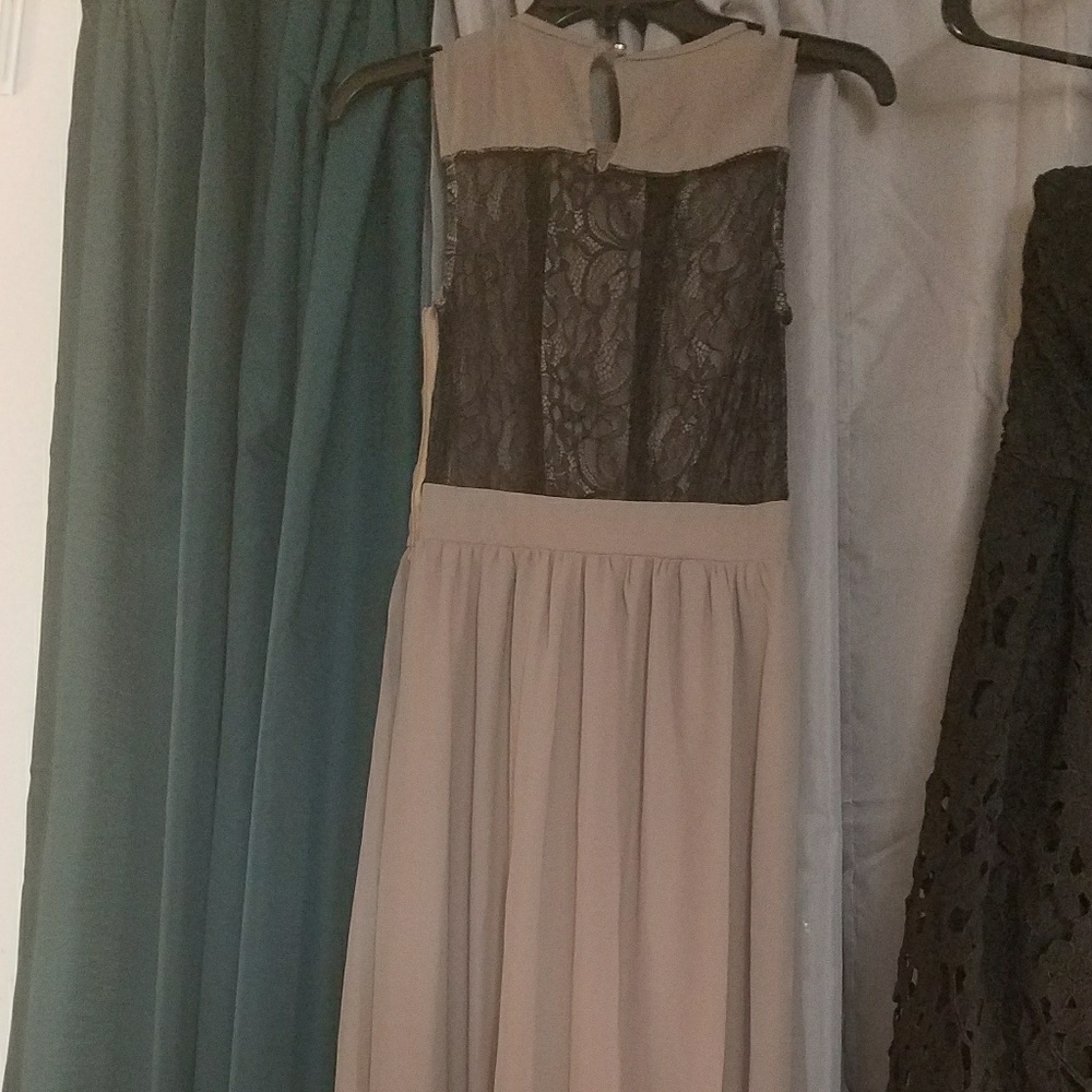 Long  sleevless taupe and black dress