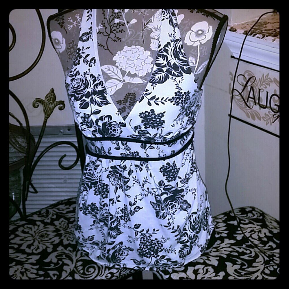 Cute v-neck white & black sz lg summer top