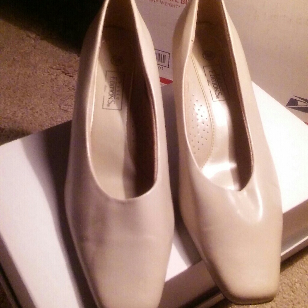 Basic Editions Pumps - Picture 2 of 3