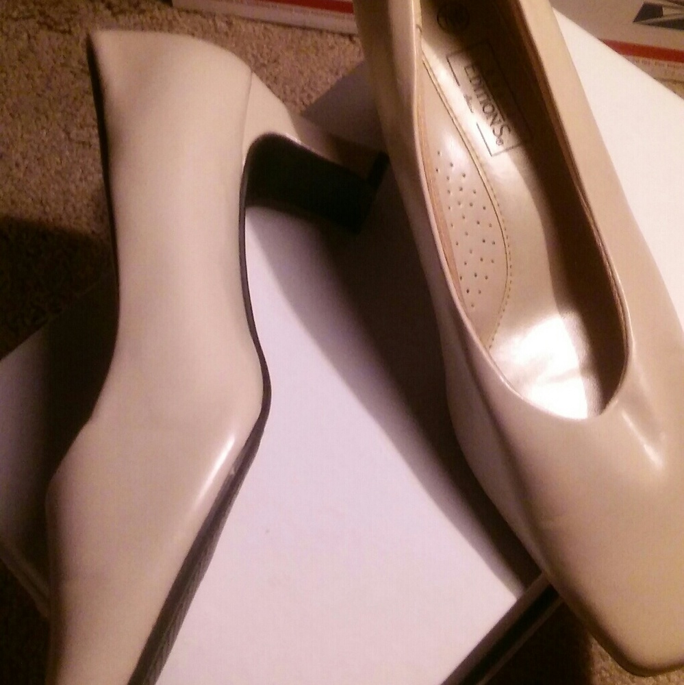 Basic Editions Pumps - Picture 3 of 3