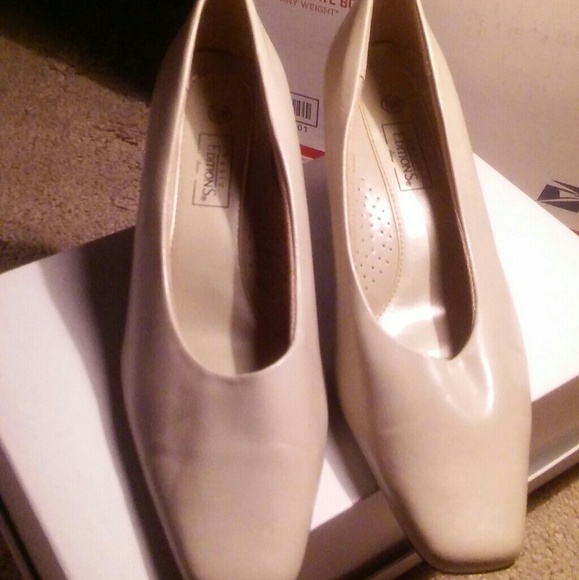 Basic Editions Pumps - Picture 2 of 3