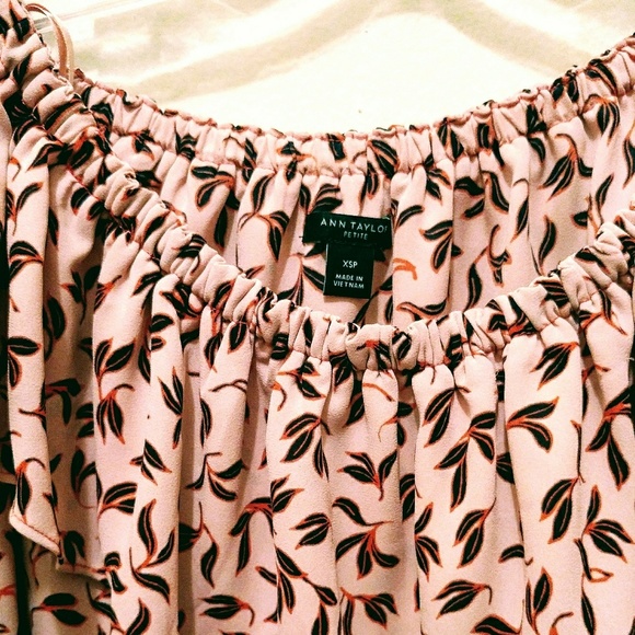 🔴SOLD🔴LOFT⭐Off the Shoulder Ruffle Blouse - Picture 2 of 4