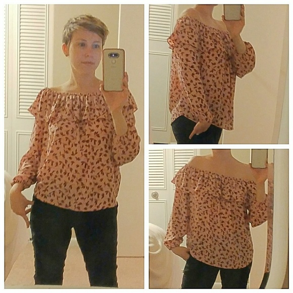 🔴SOLD🔴LOFT⭐Off the Shoulder Ruffle Blouse - Picture 3 of 4