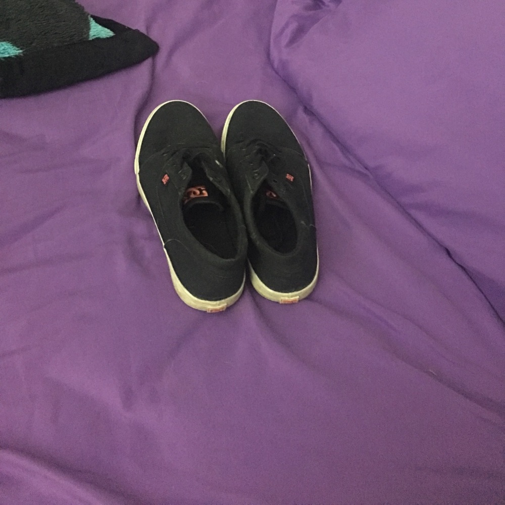 Black DC shoes w/pink DC logo