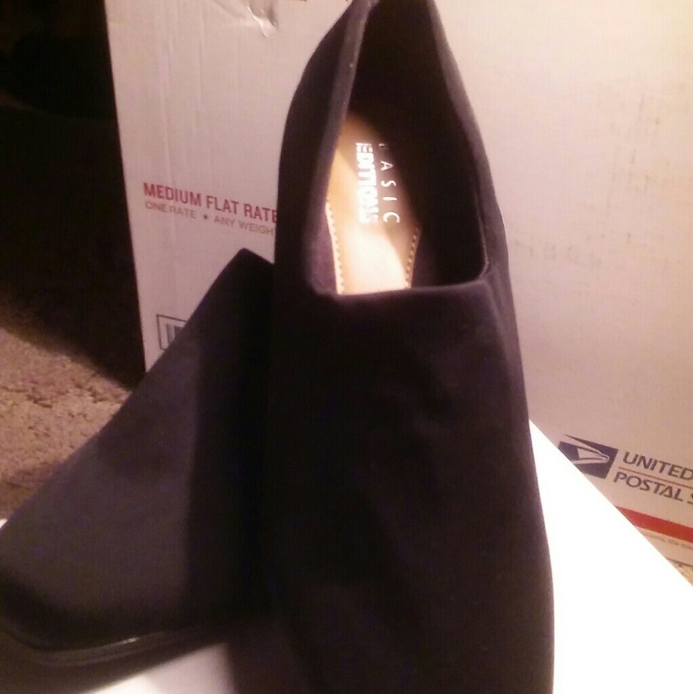 Basic editions slip on