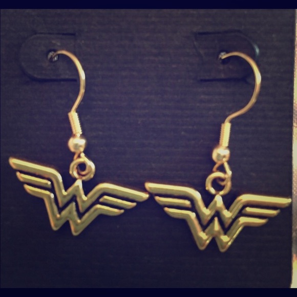 SALE! ~Wonder Woman~ dangle Earrings. Bundle it!! - Picture 1 of 2