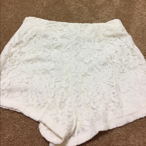 Forever 21 cream lace shorts - Picture 3 of 4