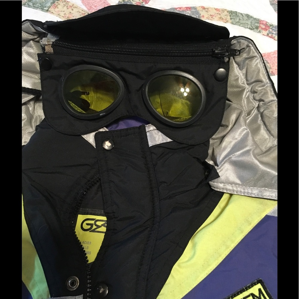 The coolest kids coat ever / goggles zip on hood