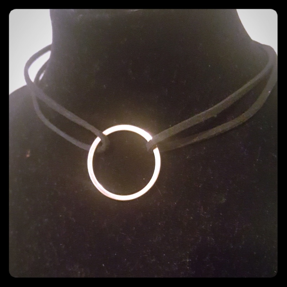 🆕️Black Choker w/gold detail