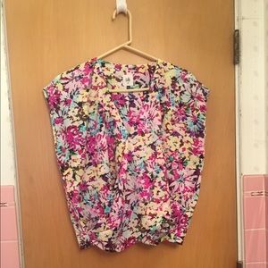 Fun and bright CAbi shirt 💘🎉